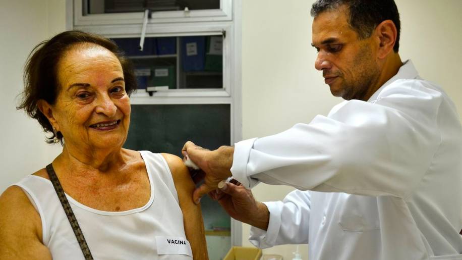 Vacinação contra Covid-19 para idosos com 90 anos de idade ou mais, na cidade de São Paulo (Rovena Rosa/Agência Brasil)