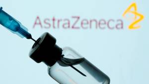 Frasco e seringa em frente ao logo da AstraZeneca em foto de ilustração 11/01/2021 REUTERS/Dado Ruvic