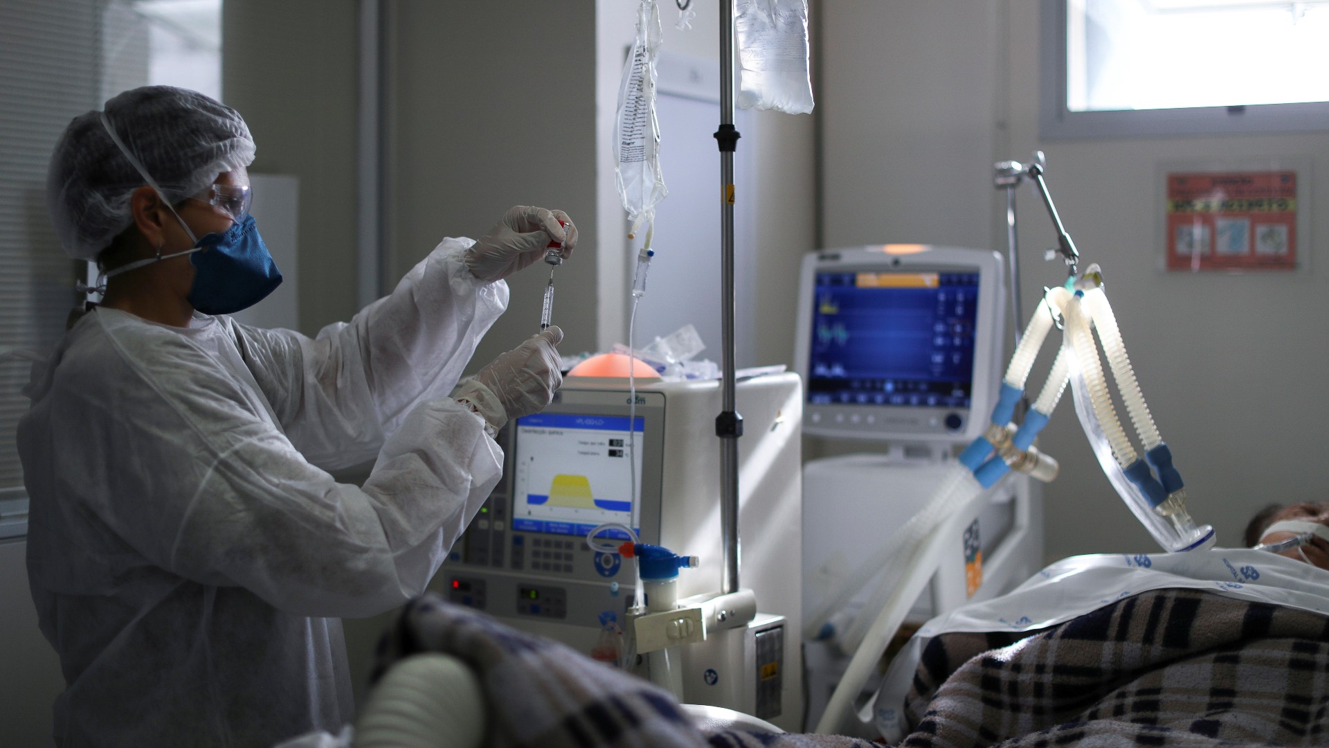 Profissional da UTI do Hospital São Paulo trata paciente com Covid-19 17/03/2021 REUTERS/Amanda Perobelli