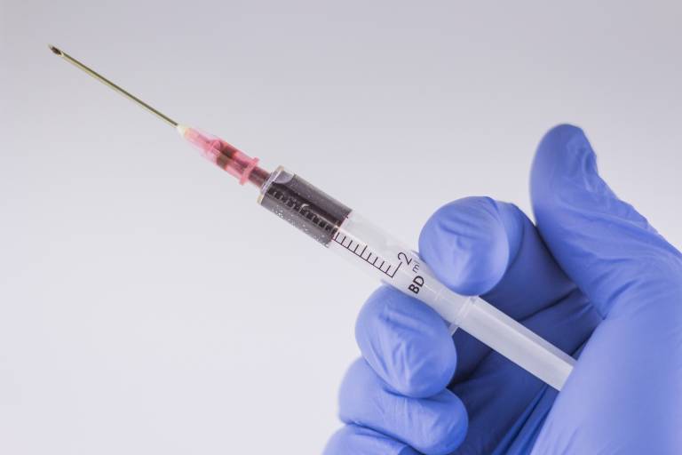 Pela primeira vez, Justiça confirma demissão após recusa de vacina