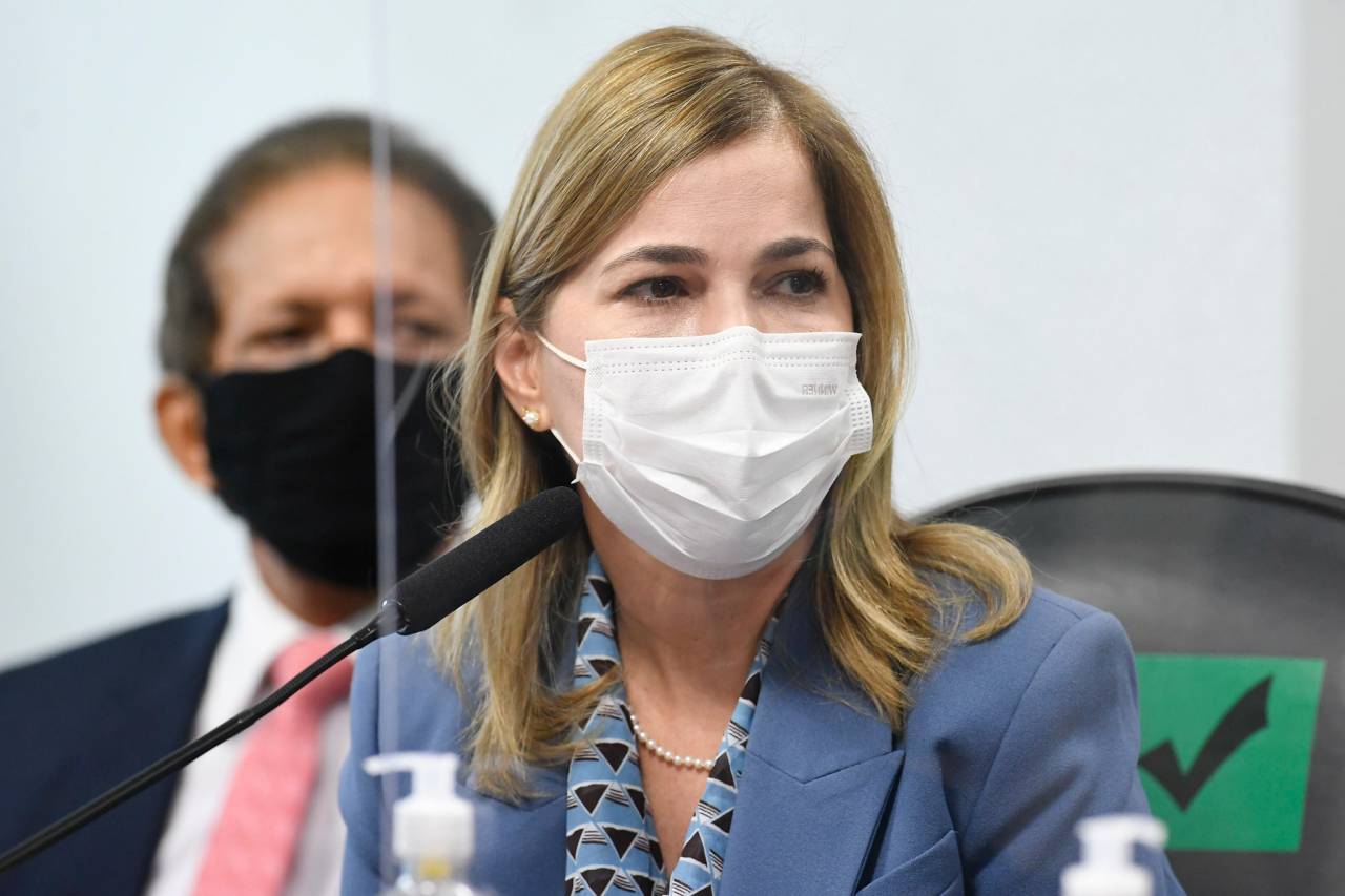 À mesa, em pronunciamento, secretária de Gestão do Trabalho e da Educação na Saúde do Ministério da Saúde, Mayra Pinheiro.