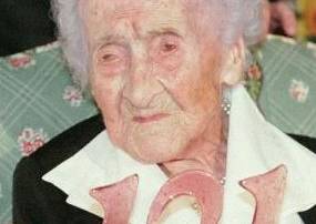 Jeanne Calment comemorando 121 anos de idade em 1996.