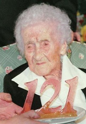 Jeanne Calment comemorando 121 anos de idade em 1996.