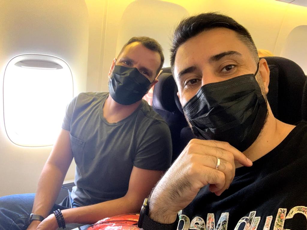 Milton (direita) e o marido no voo do Chile para a Alemanha