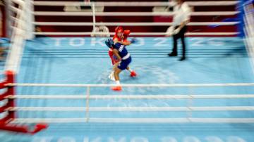 Atleta Graziele Sousa do boxe disputa as prelimanares contra a japonesa Tsukimi Nakimi na categoria 48-51kg, na Kokugikan Arena (Miriam Jeske/COB)