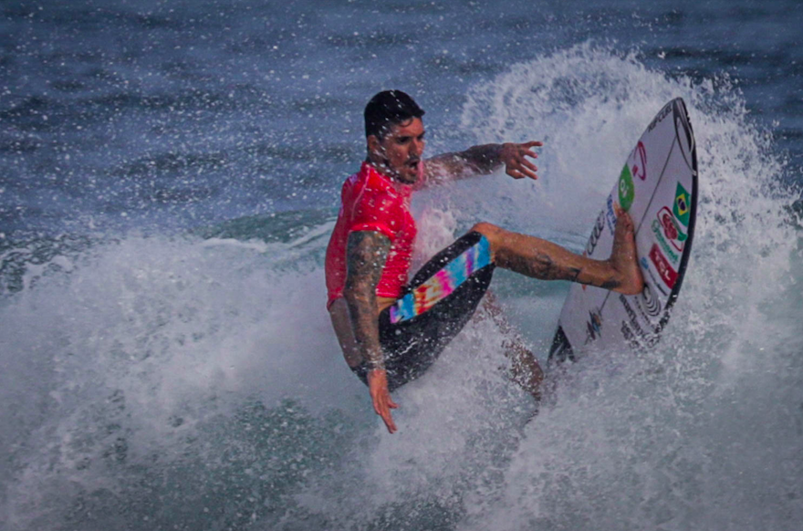 Gabriel Medina sofre corte na cabeça durante treino em Teahupoo antes da WSL