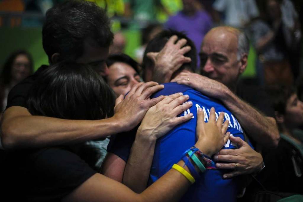 Mãe de Hugo Calderano abraça o filho na Rio 2016: família ficou no Brasil e atleta foi sozinho ao Japão (Danilo Borges/Brasil2016.gov.br)