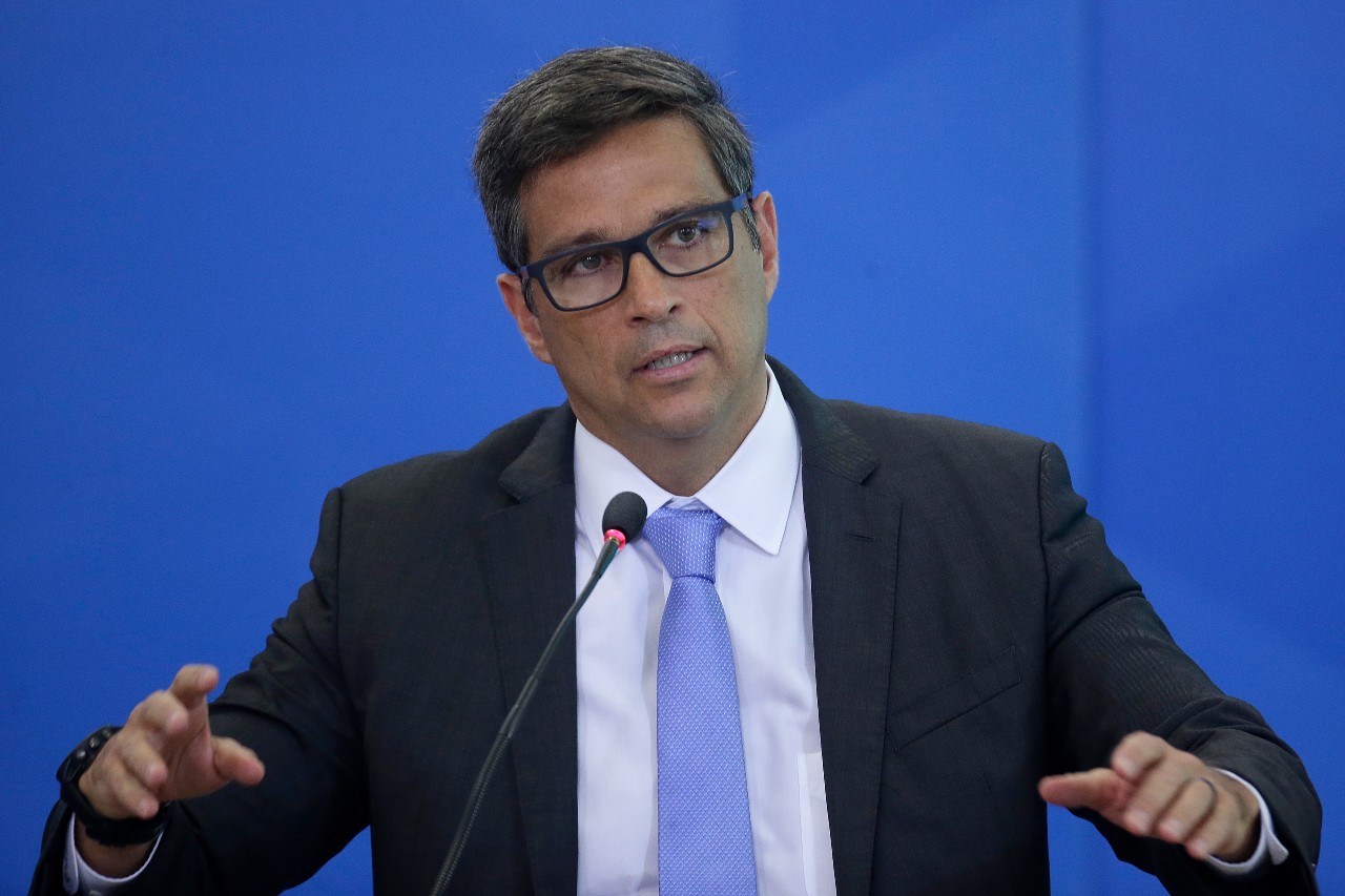 Campos Neto diz que Brasil tem “dificuldade histórica” de controlar gasto público