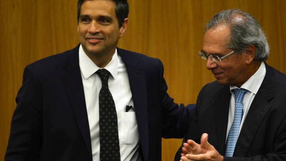 O novo presidente do Banco Central (BC), Roberto Campos Neto, e o ministro da Economia, Paulo Guedes, durante cerimônia de transmissão de cargo.