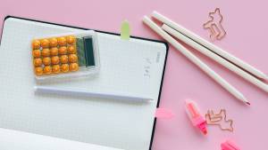 Caderno, calculadora e clipes de unicórnios