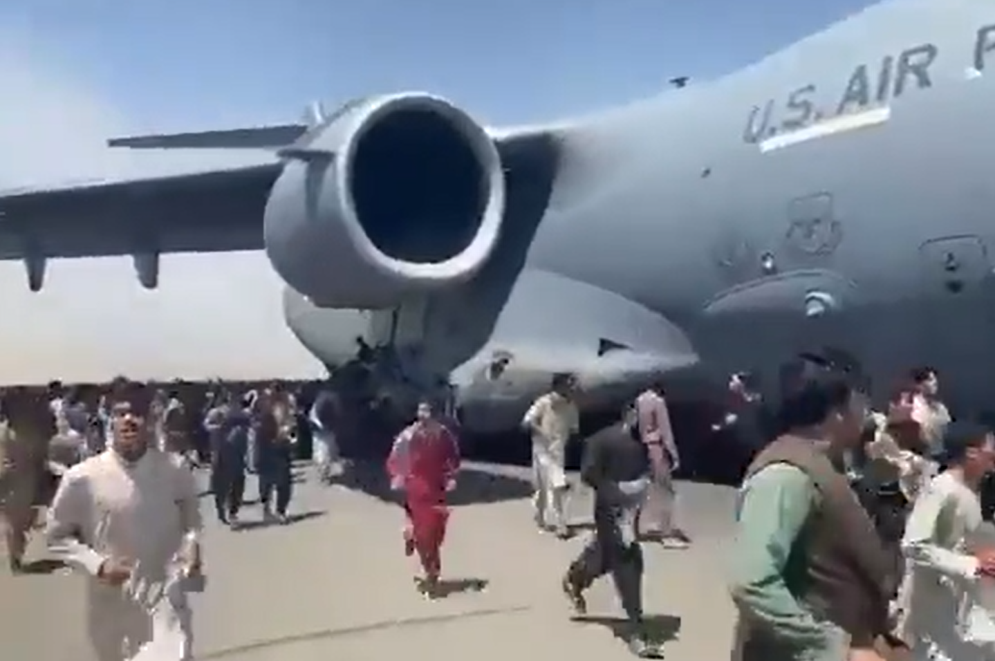 Afeganistão: vídeo mostra pessoas caindo de avião dos EUA ao tentarem fugir  de Cabul  Afeganistão: vídeo mostra pessoas caindo de avião dos EUA ao  tentarem fugir de Cabul Vídeos e relatos