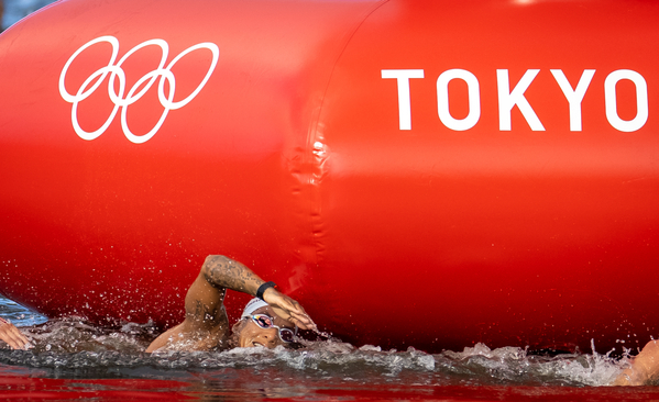 A atleta Ana Marcela Cunha durante a prova de maratona aquática em Odaiba Marine Park, Tóquio (Jonne Roriz/COB)