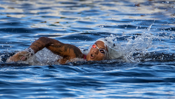 A atleta Ana Marcela Cunha durante a prova de maratona aquática em Odaiba Marine Park, Tóquio (Jonne Roriz/COB)