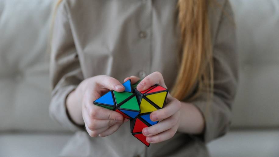 Mulher monta triângulo inspirado no cubo de Rubik; flexibilidade, inovação, conhecimento