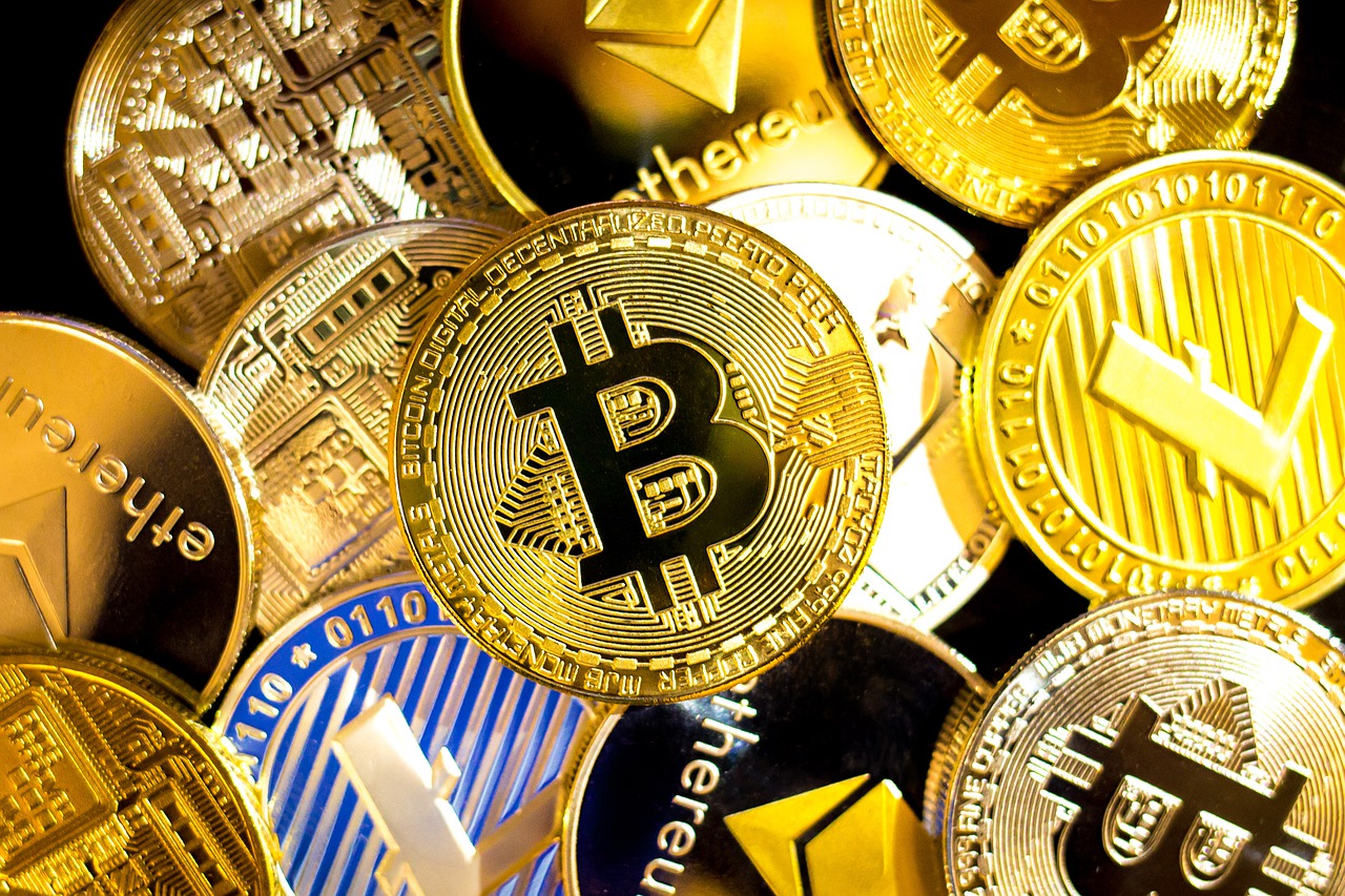 Bitcoin se prepara para mês de alta, Ethereum sobe 8%, Solana