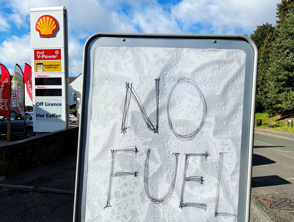 Placa mostra aos clientes que o combustível acabou é retratada em um posto de gasolina em Hemel Hempstead, Grã-Bretanha, 29 de setembro de 2021. REUTERS/Matthew Childs