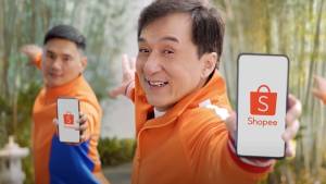 Jackie Chan em comercial da Shopee (Shopee Oficial/YouTube/Reprodução)