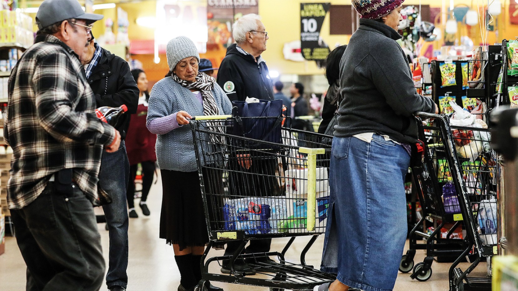 idosos fazendo compras em mercado nos Estados Unidos