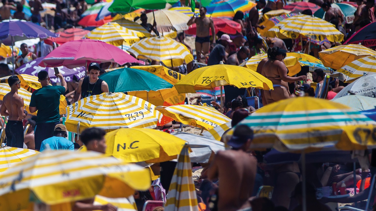 praia lotada com pessoas no Rio de Janeiro