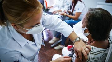 Mulher é vacinada contra a Covid-19 em São Paulo