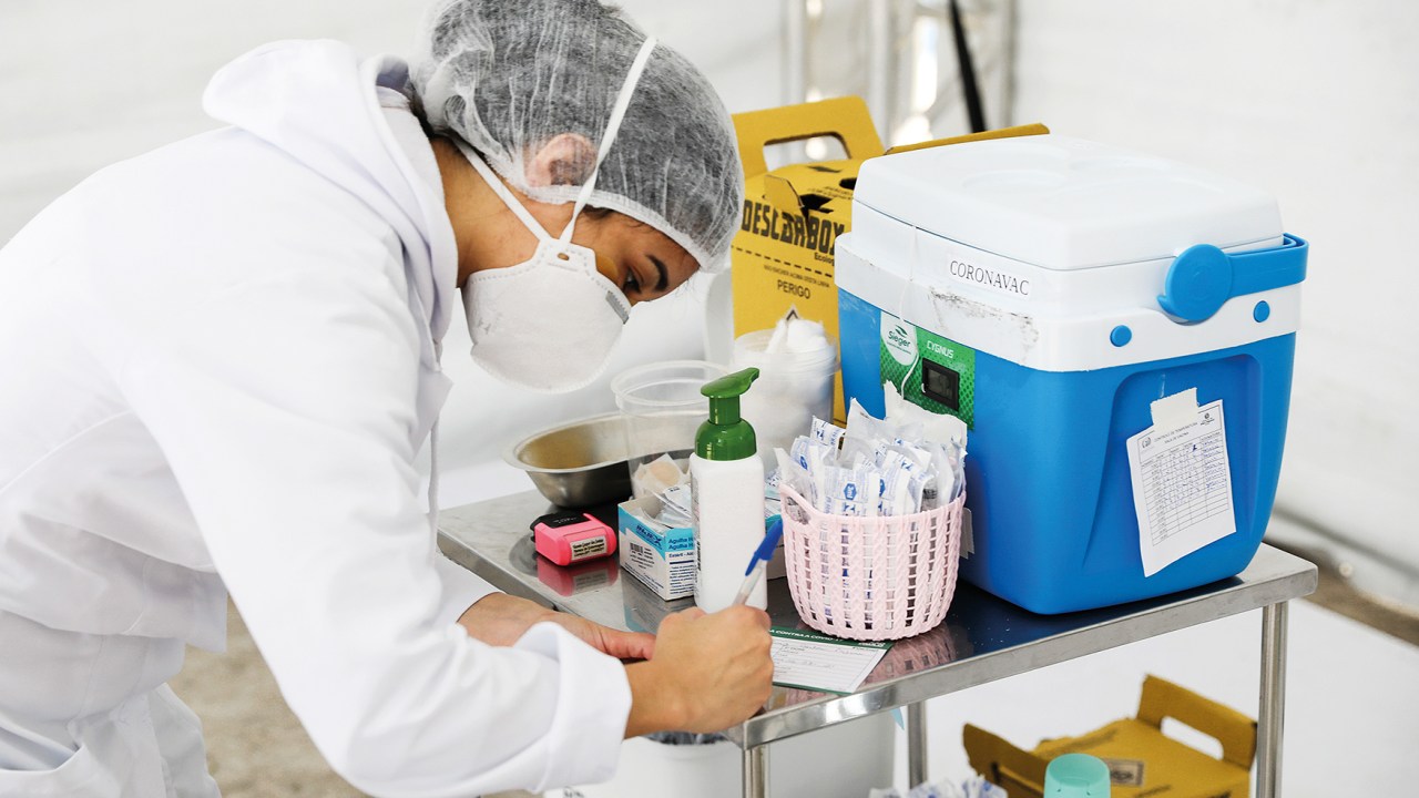 Vacinação: a pandemia melhorou, mas há muitas outras incertezas