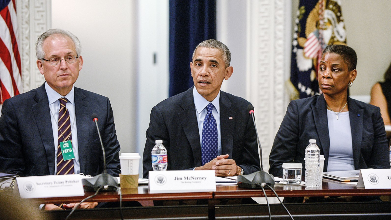 Barack Obama entre Jim McNerney (CEO da Boeing) e Ursula Burns (CEO da Xerox)