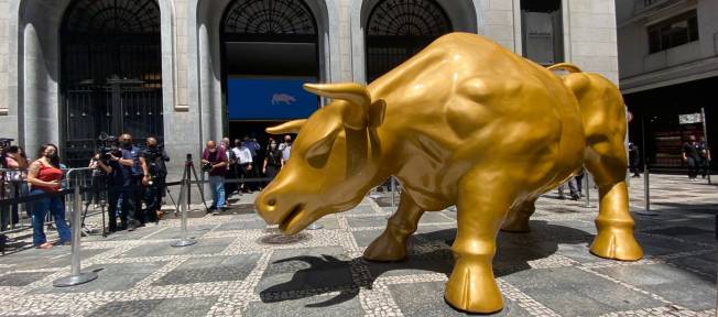 Foto do touro dourado instalado em frente à B3, a Bolsa Brasileira, em São Paulo.