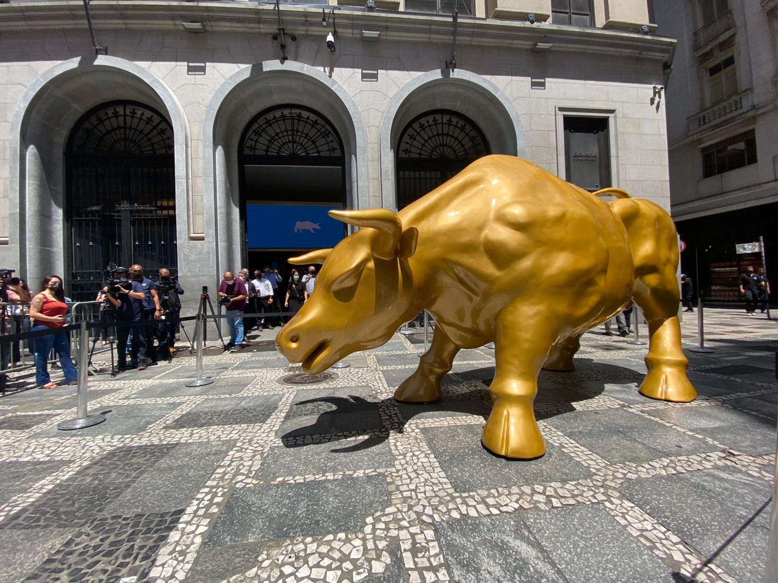 Foto do touro dourado instalado em frente à B3, a Bolsa Brasileira, em São Paulo.