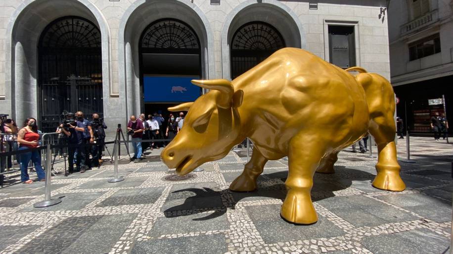 Foto do touro dourado instalado em frente à B3, a Bolsa Brasileira, em São Paulo.
