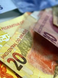 Governo tenta barrar desoneração para prefeituras 1 Moeda Nacional, Real, Dinheiro, notas de real, salário