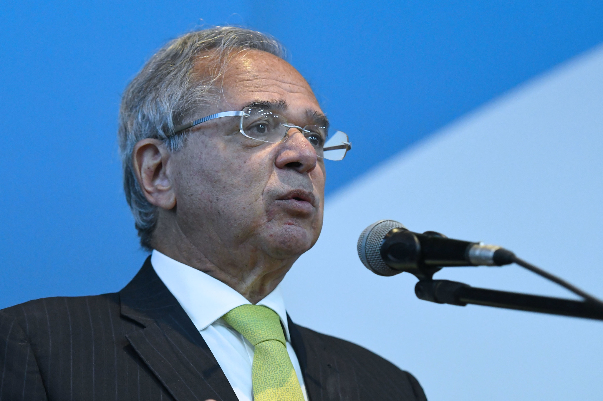 Para Paulo Guedes, tarifar o mundo inteiro foi uma inabilidade de Trump