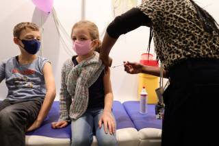 CDC dá aval para vacinar crianças a partir de 6 meses contra Covid-19 nos Estados Unidos