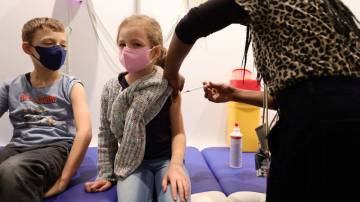 Crianças se vacinam contra a Covid