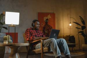 Homem trabalhando em Home Office
