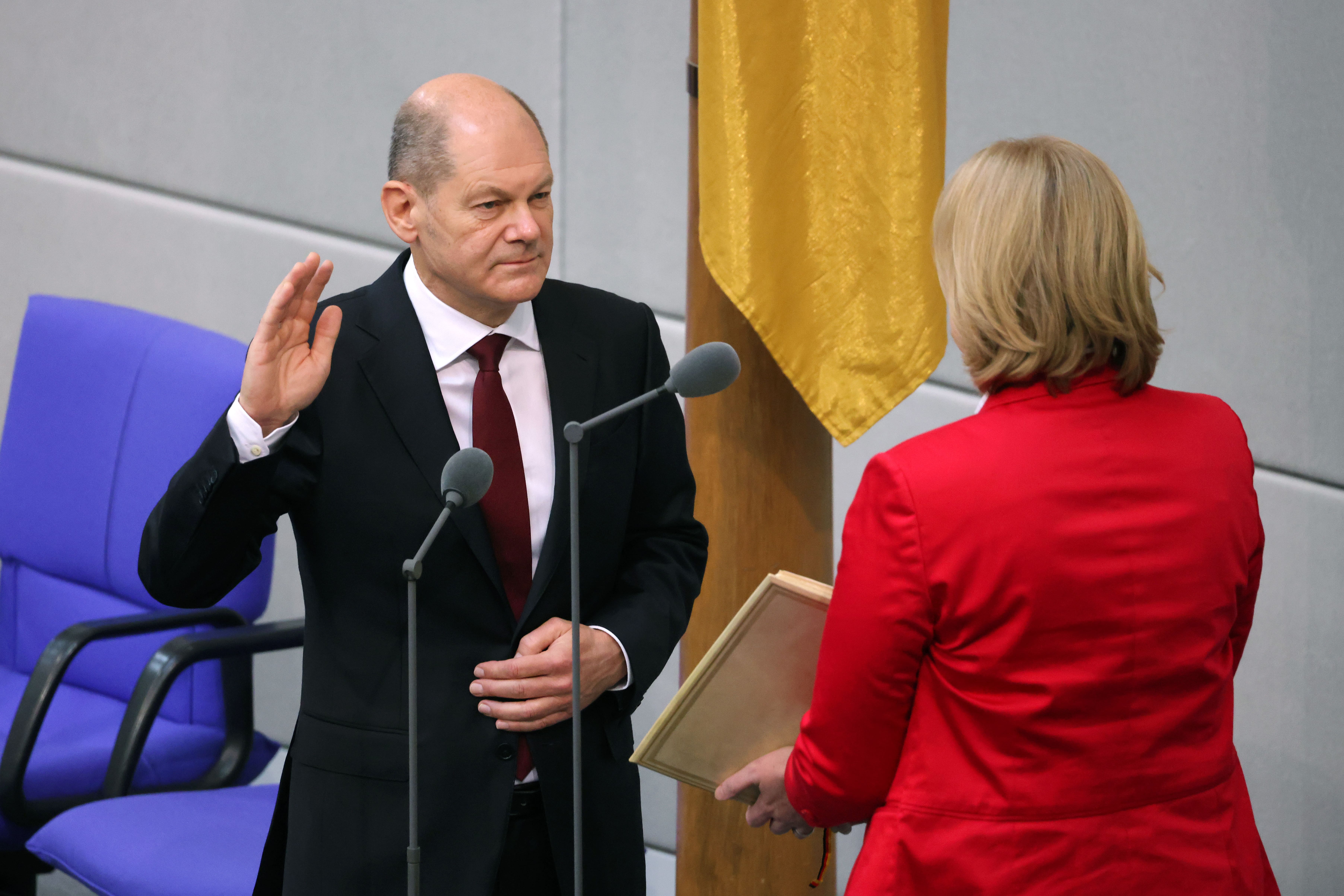 O novo chanceler alemão Olaf Scholz faz seu juramento de posse do