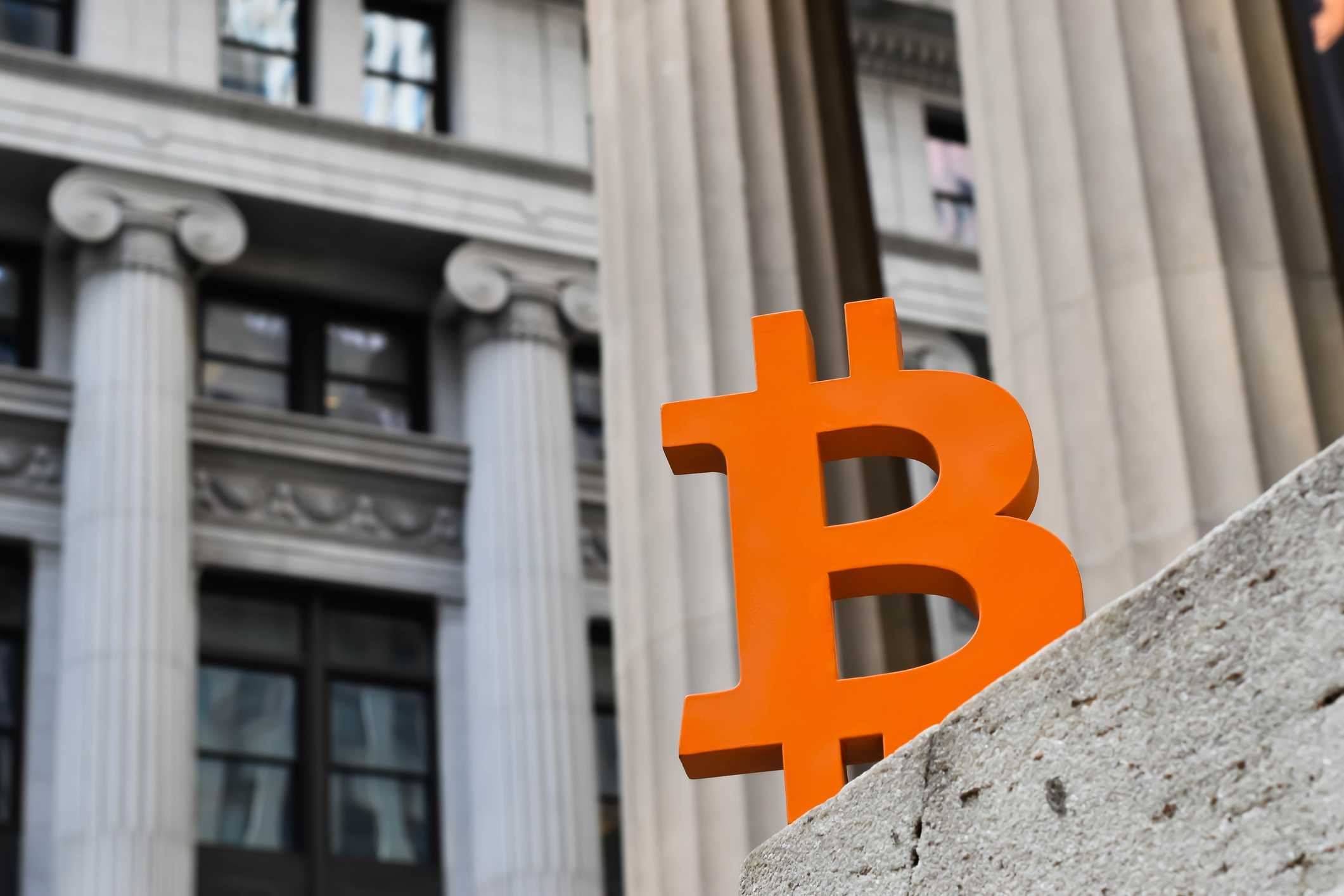 Bitcoin sustenta US$ 27 mil após PIB dos EUA e apesar de novo banho de água fria da SEC