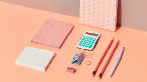Mesa de estudos ou trabalho. Calculadora, lápis, agenda (Pexels)