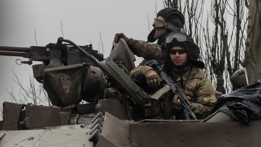 Tanques ucranianos entram na cidade de Mariupol após o presidente russo Vladimir Putin autorizar operação militar no leste do país (Reuters)