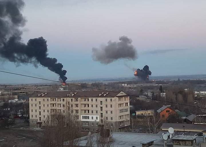 Colunas de fumaça em Kharkiv, Ucrânia