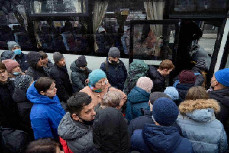 KIEV, UCRÂNIA - 24 de FEVEREIRO: Pessoas embarcam em ônibus tentando evacuar a cidade em 24 de fevereiro de 2022 em Kiev, Ucrânia. Durante a noite, a Rússia começou um ataque de larga escala na Ucrânia, com explosões reportadas em várias cidades - e não apenas nas regiões rebeldes no leste do país (Pierre Crom/Getty Images)
