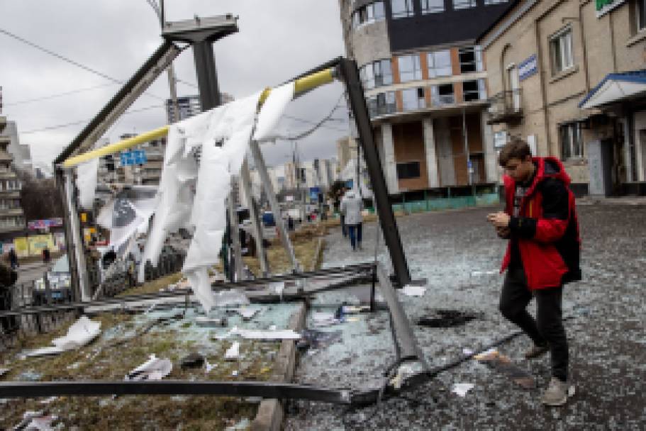 KIEV, UCRÂNIA - 24 de FEVEREIRO: Pessoas ao redor de uma esturutra danificada por um foguete em 24 de fevereiro de 2022 em Kiev, Ucrânia (Chris McGrath/Getty Images)