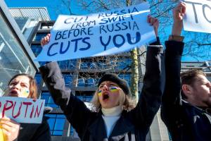 Manifestantes na Bélgica pedem banimento da Rússia no Swift
