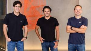 Guilherme Benchimol, fundador da XP Inc.; Romero Rodrigues, da Headline; e Thiago Maffra, CEO da XP Inc. (Divulgação)