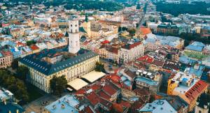 Foto aérea da cidade velha de Lviv, na Ucrânia