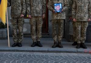 Velório de militar ucraniano morto durante conflito com tropas russas no leste da Ucrânia (Joe Raedle/Getty Images)