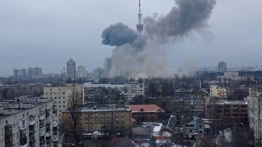 Torre de TV atacada por tropas russas em Kiev, capital da Ucrânia (Crédito: Ministério das Relações Exteriores da Ucrânia)