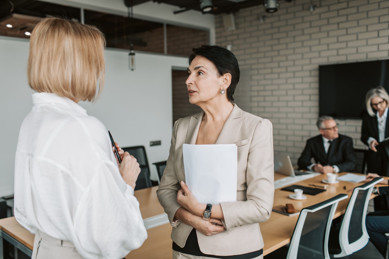 Presença de mulheres em conselhos de administração de empresas aumenta no Brasil, mas ainda está muito abaixo da média mundial