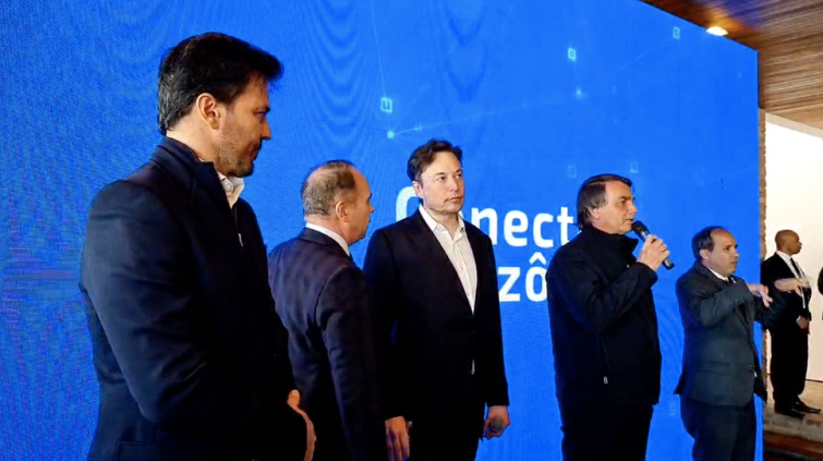 O ministro das Comunicações, Fábio Faria, ao lado do empresário sul-africano Elon Musk e do presidente Jair Bolsonaro, em Porto Feliz (SP)