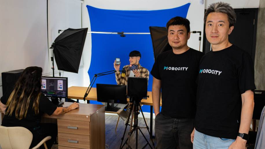 Zhang Zhen e Yan Di, cofundadores da Mobocity (Divulgação)