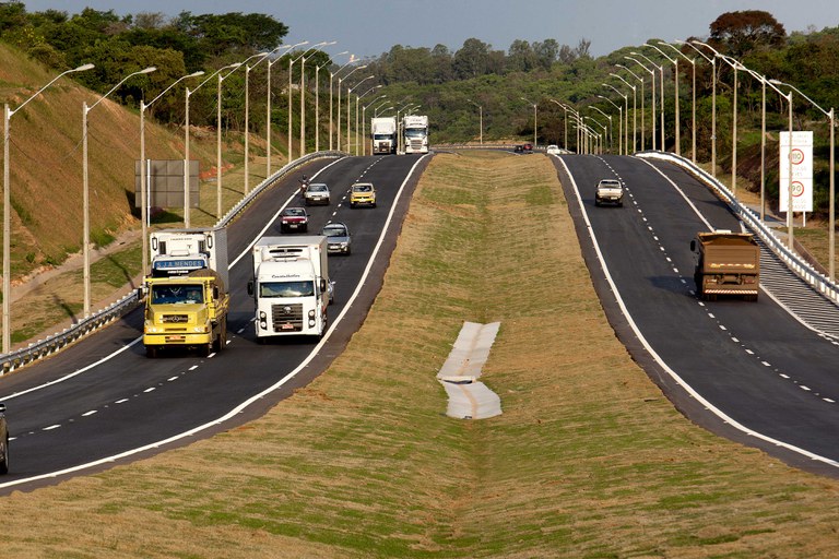 Caminhões na rodovia Fernão Dias (Foto: Divulgação/ANTT)